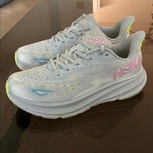 HOKA WOMEN’s CLIFTON 9. 7.5D US ( WIDE ) , Gull/Sea Ice, RARE